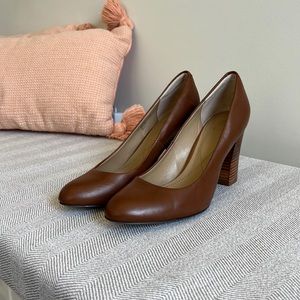 Isola brown classic pumps